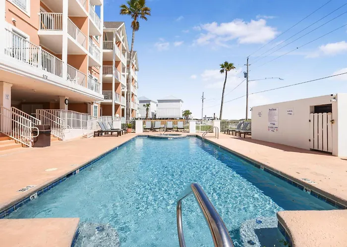 New! Epic Ocean And Sunrise Views, Hot Tub, Pool Apartment *